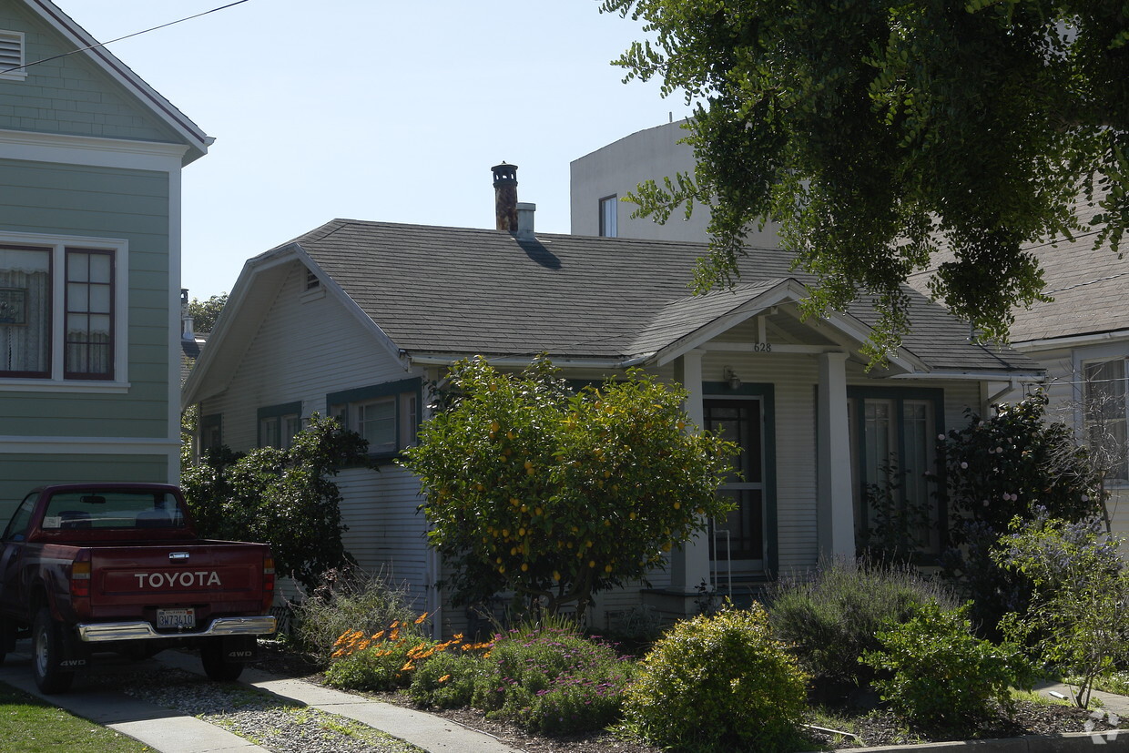 Building Photo - 628 Santa Clara Ave