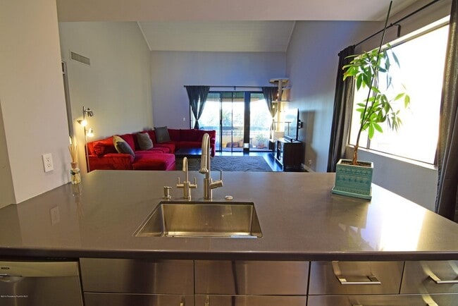 Kitchen view - 435 S La Fayette Park Pl