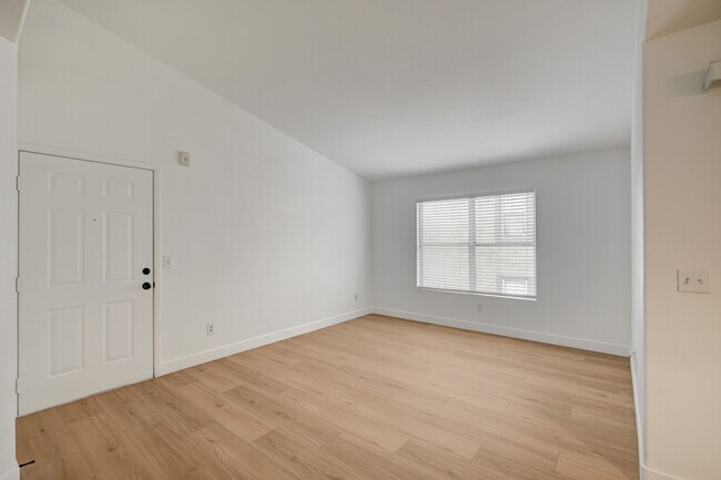 Foto del edificio - 2300 E Silverado Ranch Blvd