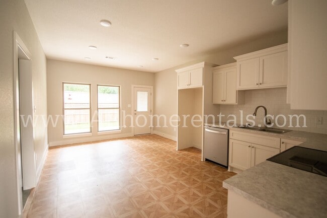 Building Photo - 11 John Ross Dr