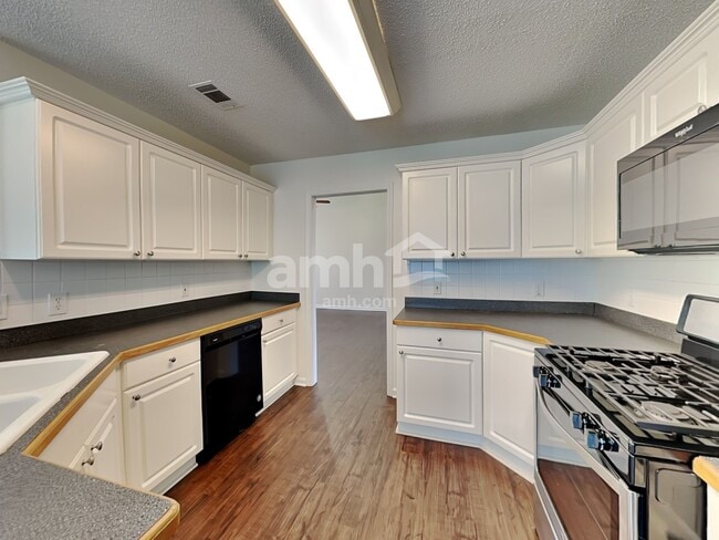 Building Photo - 214 Bo Simpson Pkwy