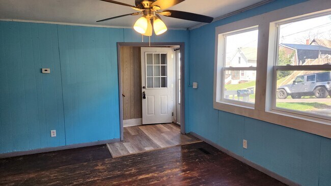 Building Photo - Three bedroom rental home with one full ba...