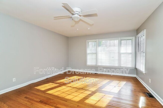 Foto del edificio - 1801 W Cone Blvd