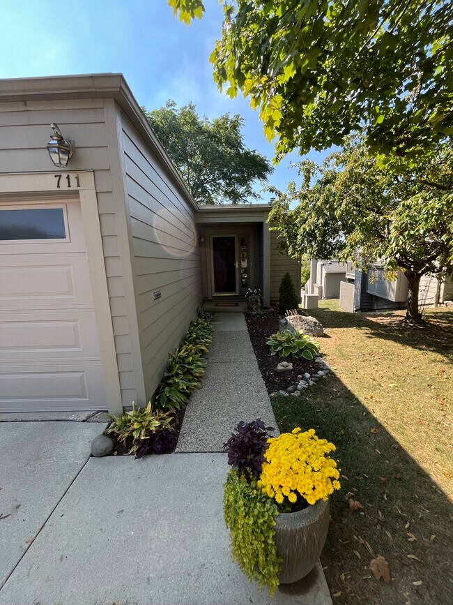 Building Photo - 711 Skynob Dr
