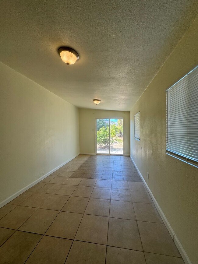 Building Photo - Great central location! Cute home with 3 m...