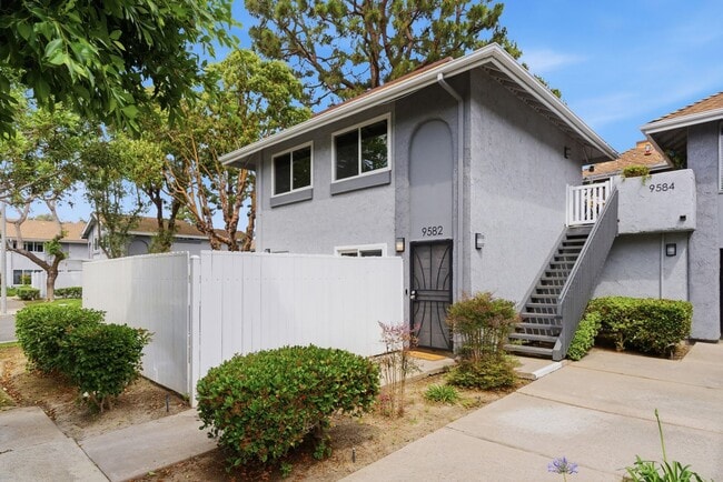 Building Photo - OPEN HOUSE SATURDAY 4/11 - 12PM TO 2PM Sunny and Bright 3 Bedroom End Unit in Yorktown Villas Nei...