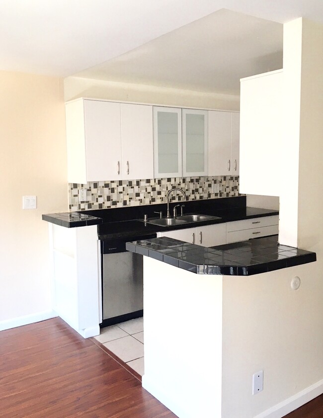 Kitchen with Granite counter - 5349 Newcastle Ave