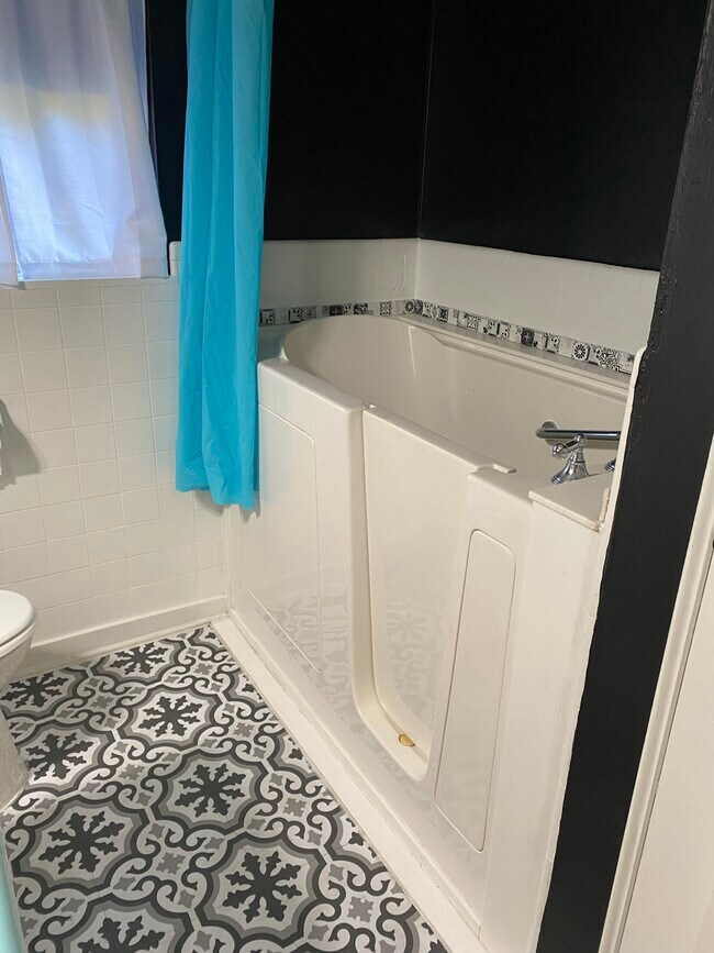 Bañera de hidromasaje con acceso sin barreras - 2101 Palmore Rd