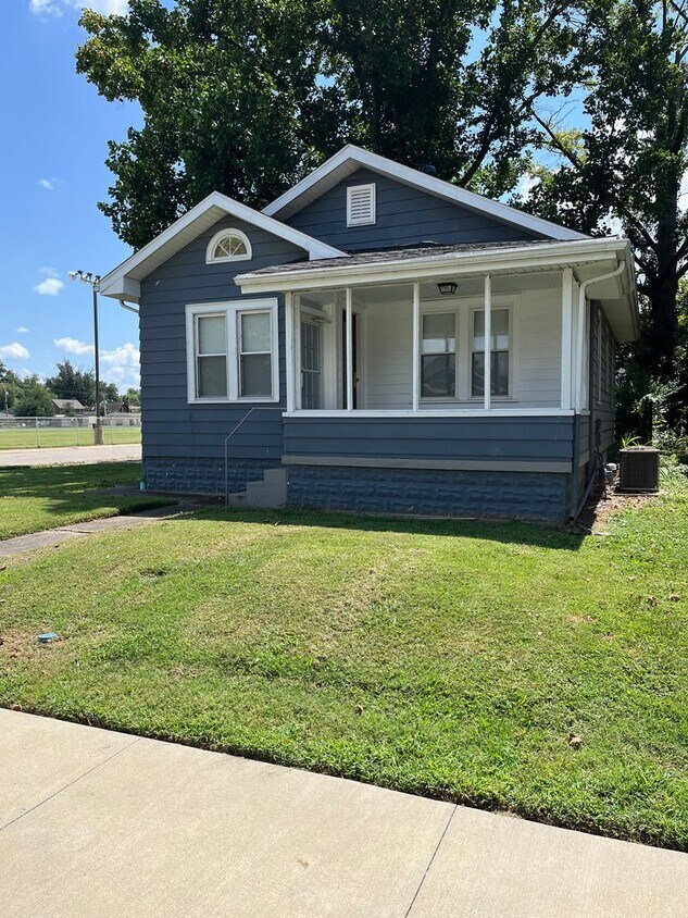 Foto principal - 4 Bedroom, 2 Bath East Side Near Universit...