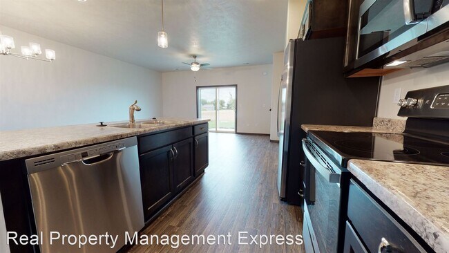 Building Photo - 3 br, 2.5 bath Apartment - 4611 Leubecher ...