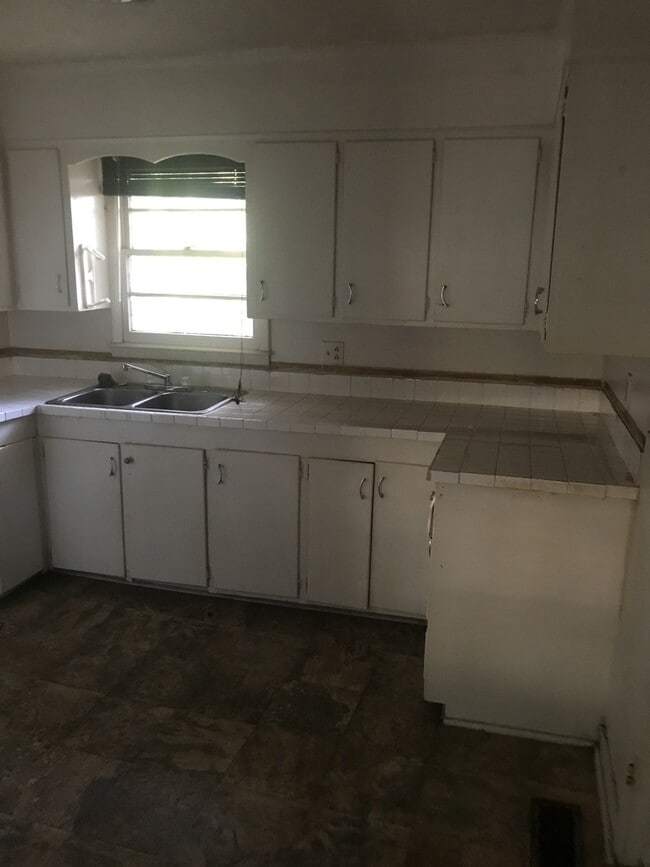 Building Photo - COMING SOON!  2 Bedroom house with LARGE y...