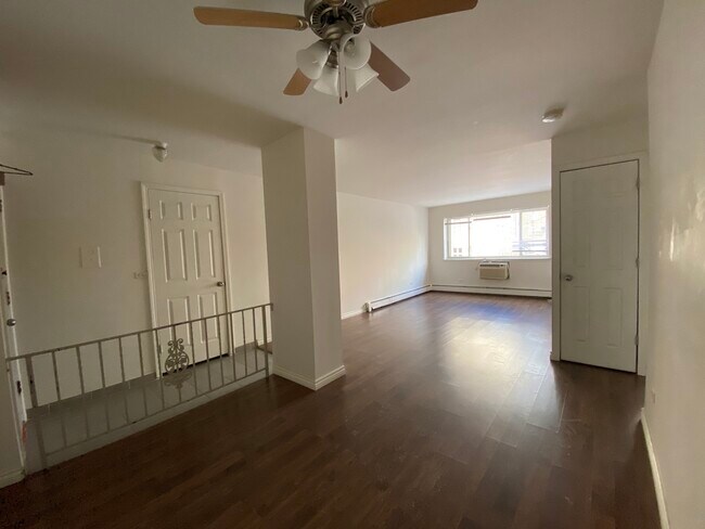 Foto del edificio - 6128 N Kenmore Ave
