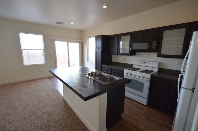 Building Photo - Spacious 3-Bedroom Henderson Home with Dual Garages!
