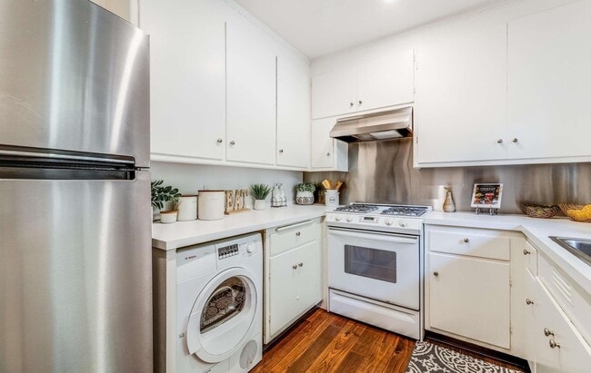 Building Photo - 2704