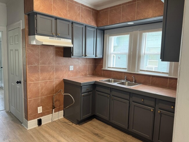 Building Photo - 2447 Leslie St