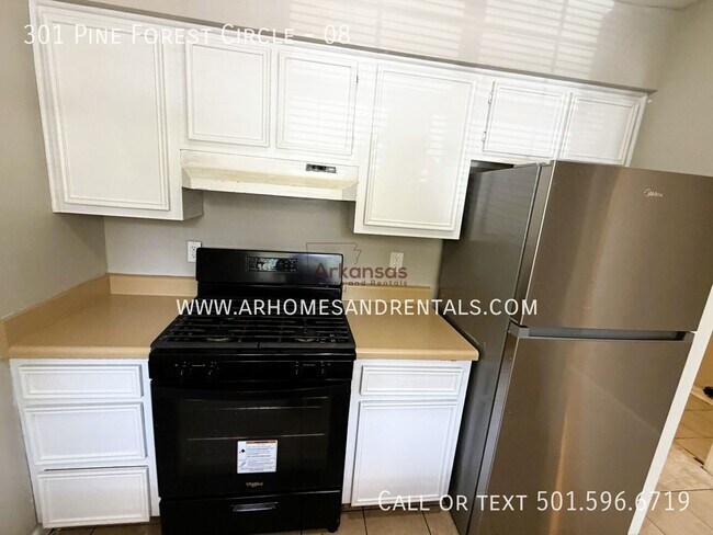Foto del edificio - 301 Pine Forest Cir