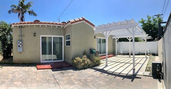 Foto del edificio - Modern Updated 2-Bedroom Pet-Friendly ADU!