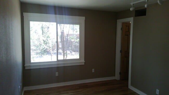 Building Photo - Charming Downtown Home