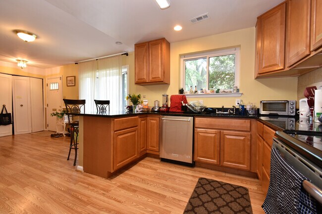 Building Photo - Fantastic 4 bedroom, 2 full bath, 2 half bath home in Close in Silver Spring!