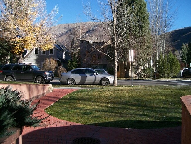 Building Photo - 835 E Hyman Ave