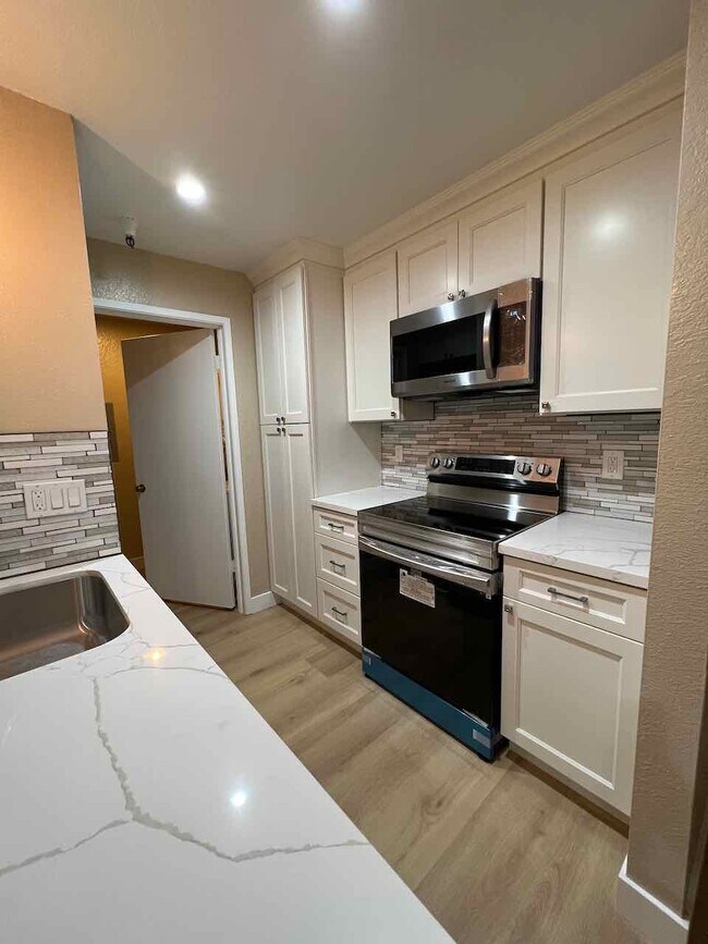 Armarios blancos con puertas y cajones de cierre suave. - 3183 Wayside Plz