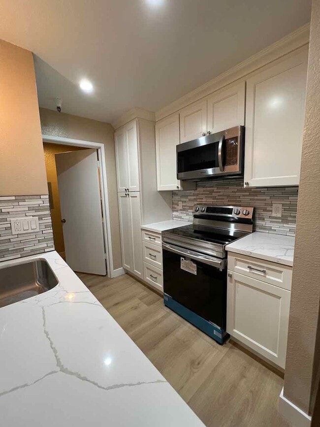 White cabinets with soft close doors and drawers - 3183 Wayside Plz Apartment