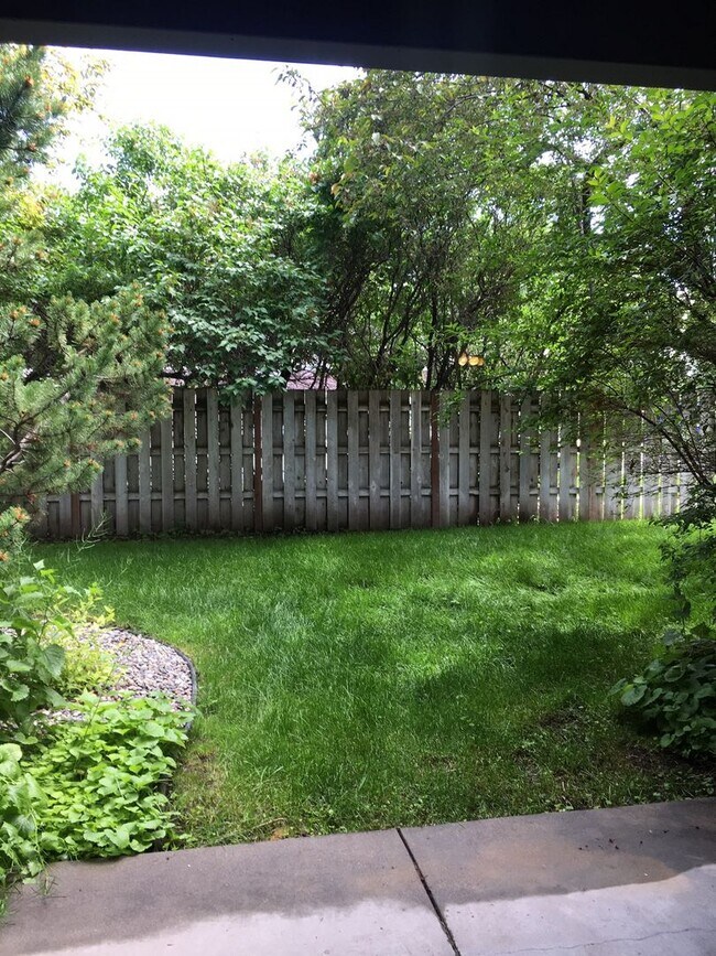 Building Photo - 2 Bedroom, 1 Bathroom Townhouse-Walking di...