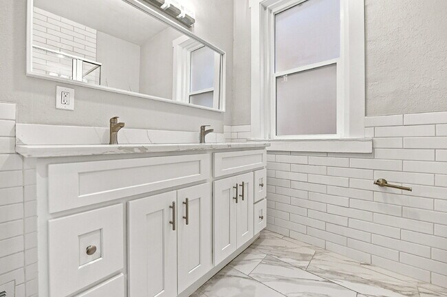 Foto del edificio - $1,720.95 with $300 off the first month rent, 1 Bed - 1 Bath, Condo in Denver with All Utilities ...