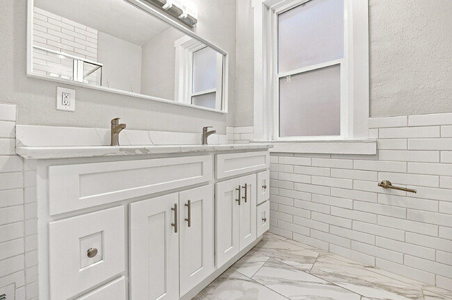 Building Photo - $1,720.95 with $300 off the first month rent, 1 Bed - 1 Bath, Condo in Denver with All Utilities ...