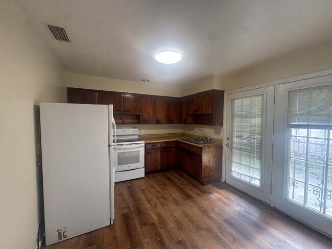 Foto del edificio - Cozy 3 Bedroom Home in Quiet Community | Hardwood Floors | Large Yard