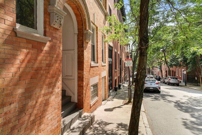 Ventanas delanteras por encima del nivel de la acera - 67 Baldwin St