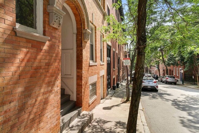 Front ent windows above sidewalk level - 67 Baldwin St