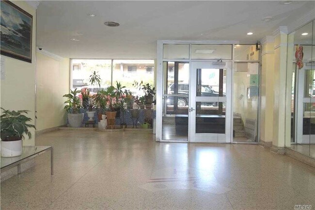 Foto del edificio - 143-40 Roosevelt Ave
