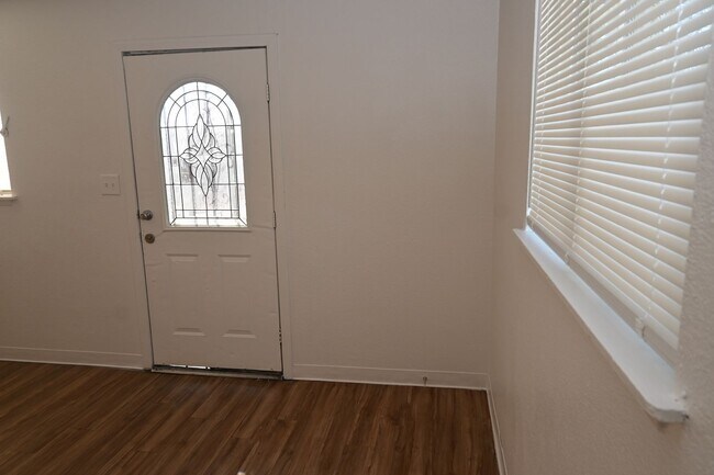 Building Photo - 2 Bedroom Apartment - Downtown Las Vegas -...
