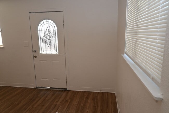 Building Photo - 2301 Stewart Ave #C C