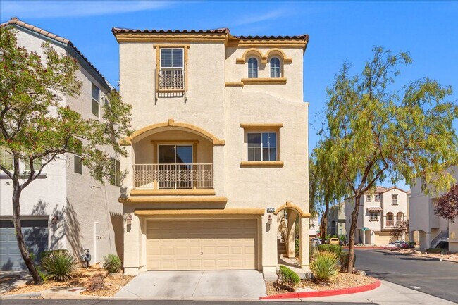Foto del edificio - Spacious 3-Story Plus Loft Bedroom, New Floors, New paint, No Carpet