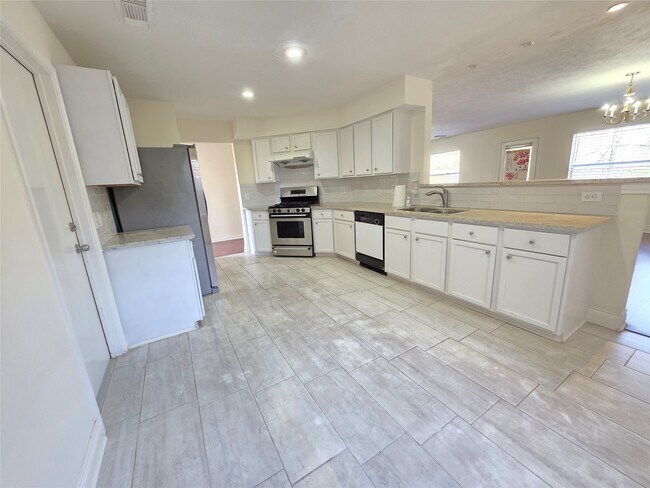 Building Photo - 8126 Golf Green Cir