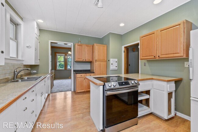 Building Photo - 5 br, 3 bath House - 700 Main Street