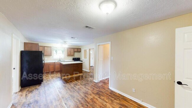 Building Photo - 2215 Woodville Rd