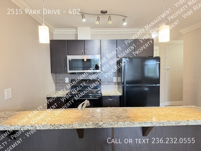Building Photo - Top Floor Condo - 2 Parking Spots
