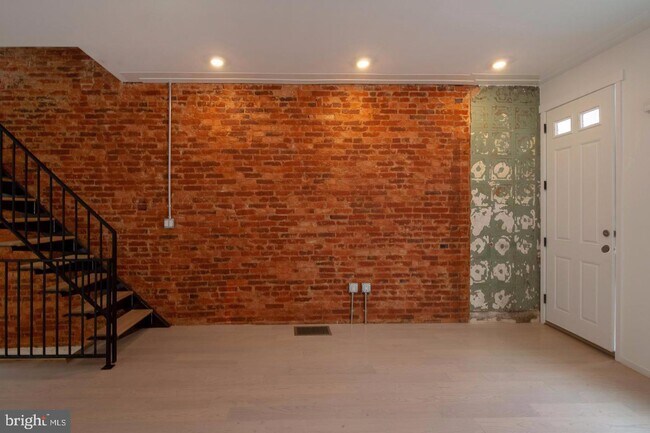 Building Photo - 1252 N Hollywood St