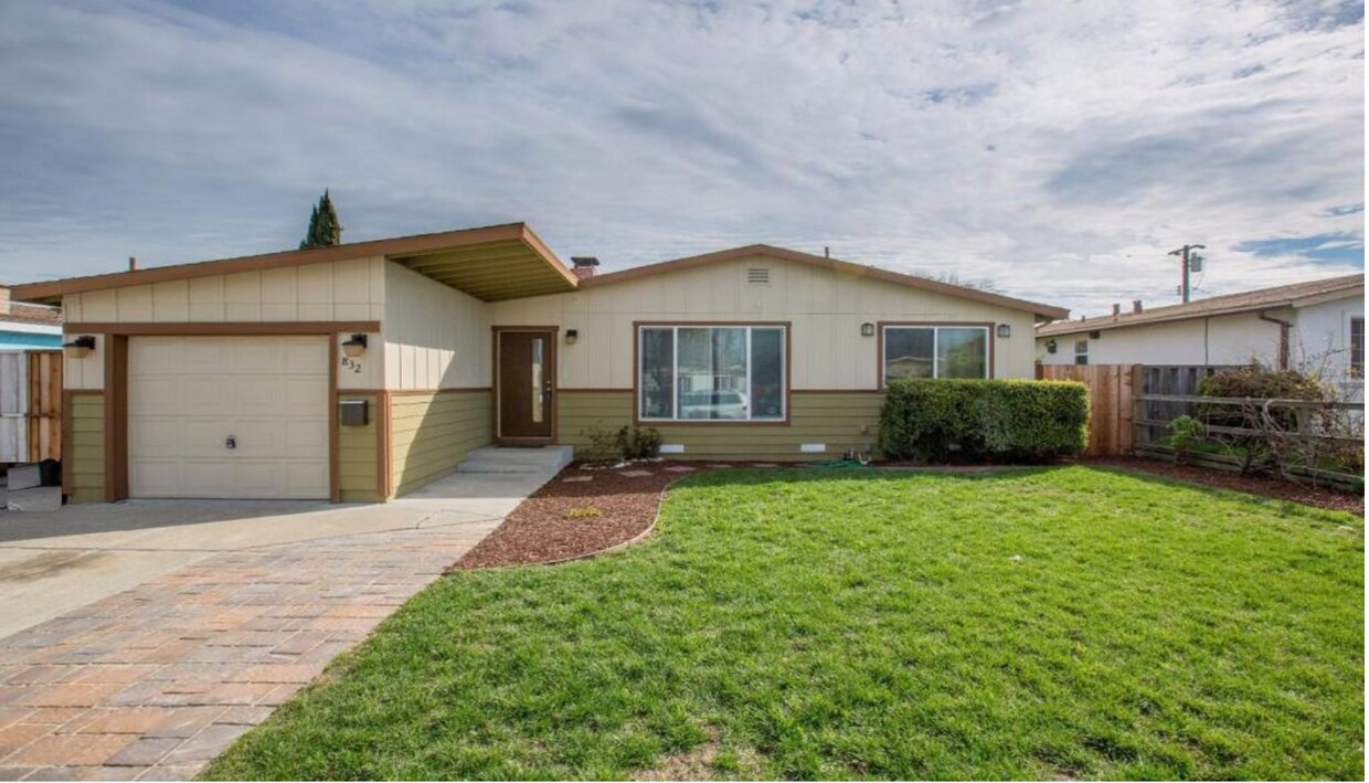 Foto principal - 832 San Rafael St