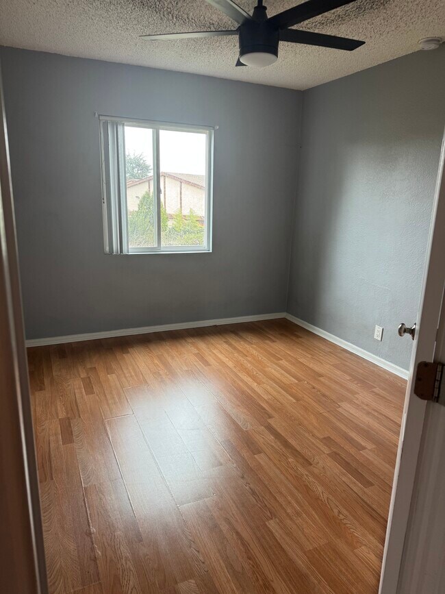 Foto del edificio - 14523 Tupper St