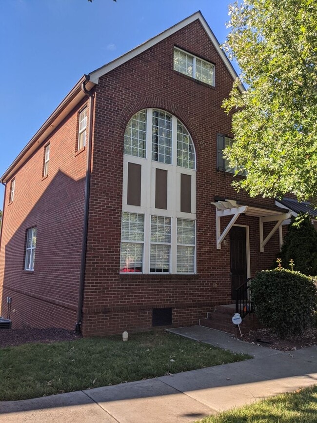 Building Photo - 3 Bedroom End Unit with Garage!