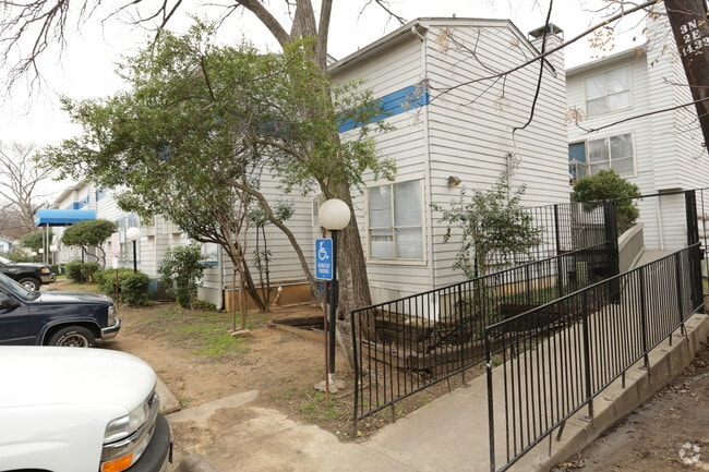 Building Photo - Royal Court Apartments