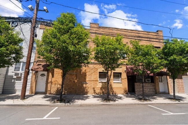 Building Photo - 406 7th St
