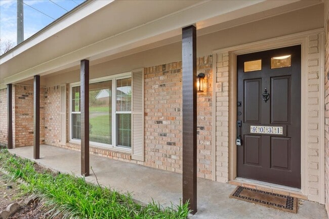 Building Photo - Completely Updated Home in Woodway, Texas;...