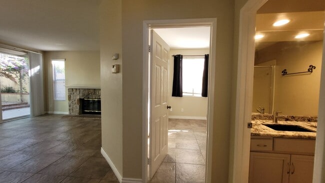 Building Photo - Beautiful Home in Quiet Neighborhood.