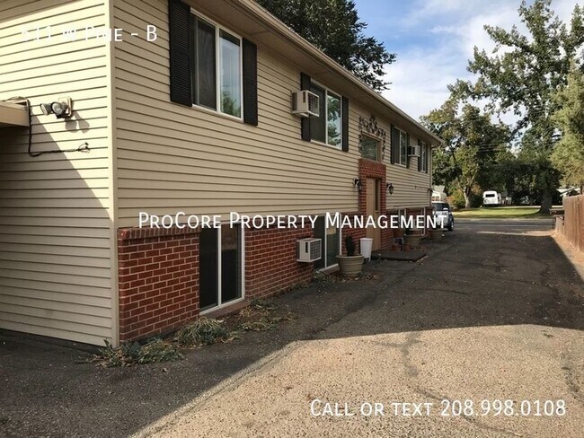 Building Photo - Lower Unit...2 bedroom, 1 bath.