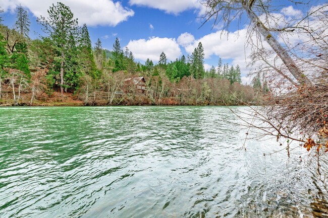 Building Photo - Home right on the Rogue River for Lease!